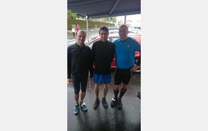 Trois coureurs dans les vignes du Maine-et-Loire