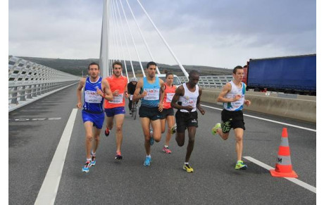 La traversée du viaduc de Millau, une course d'exception
