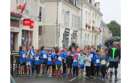 Un trail urbain de CHATEAUDUN arrosé !!! mais avec les sourires