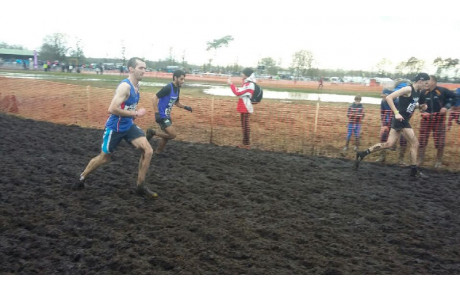 James sur les France de cross dans la boue