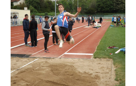 Léo B monte sur la 2 ème marche du podium aux régionaux de piste UGSEL